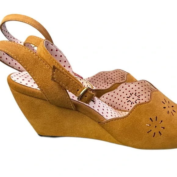 1940s Mustard Yellow Peep Toe Ankle Strap scallop cut Wedge Heels - Picture 1 of 9